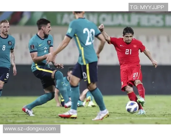 足球球星化身老大爷街头摆摊遭认出瞬间引发球迷围观热议