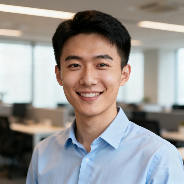 BG视讯运营总监周宇的商务半身照，年轻男性面带微笑穿着浅蓝色衬衫，背景为开放式办公区